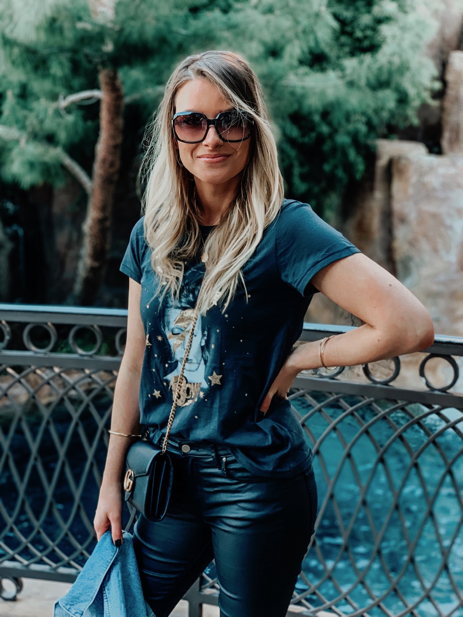 girl wearing outfit for sightseeing